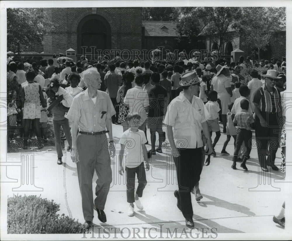 1969 Press Photo Visitors at Audubon Zoo, New Orleans - noa25911