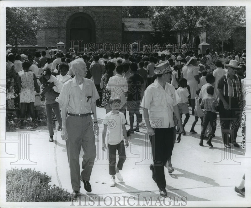 Load image into Gallery viewer, 1969 Press Photo Visitors at Audubon Zoo, New Orleans - noa25911
