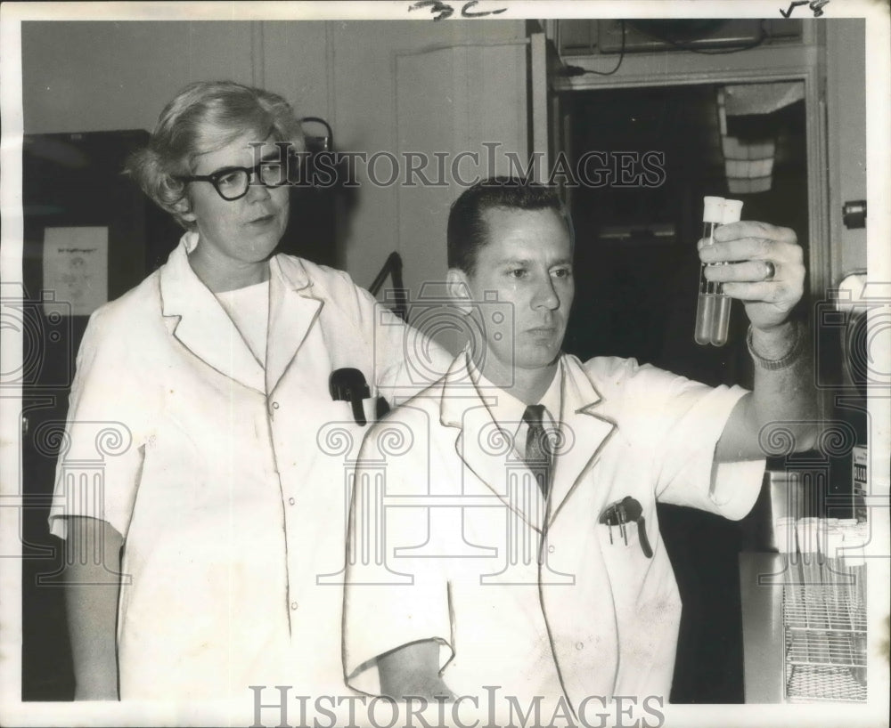 1968 Press Photo Helen Barry, Kent Smith Test Samples in New Orleans FDA Lab- Historic Images