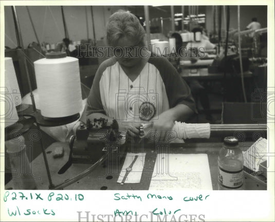 1994 Press Photo Debbie Dabbs, Baker Heritage Employee, Works on Socks- Historic Images