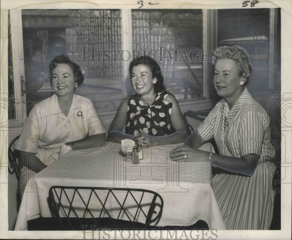 1960 Press Photo Golfers Mrs. John Baker, Mrs. Morris Newman, Mrs. Horton Smith- Historic Images