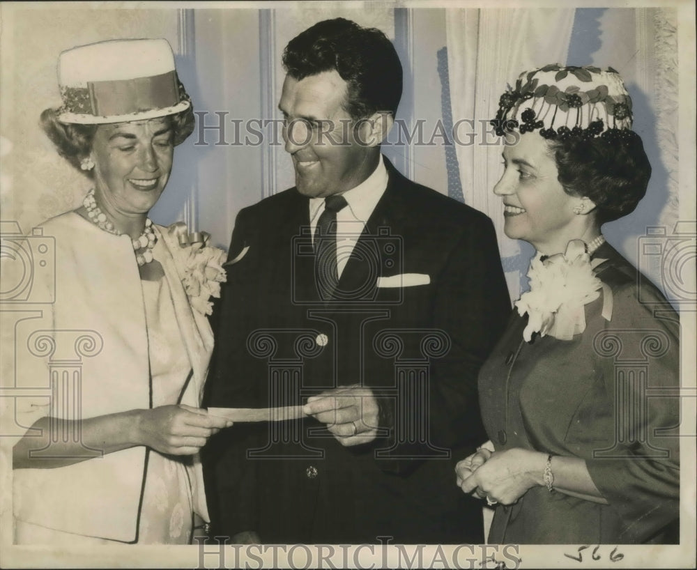 1962 Press Photo Ladies&#39; Life Insurance Auxiliary - Presentation of Check- Historic Images