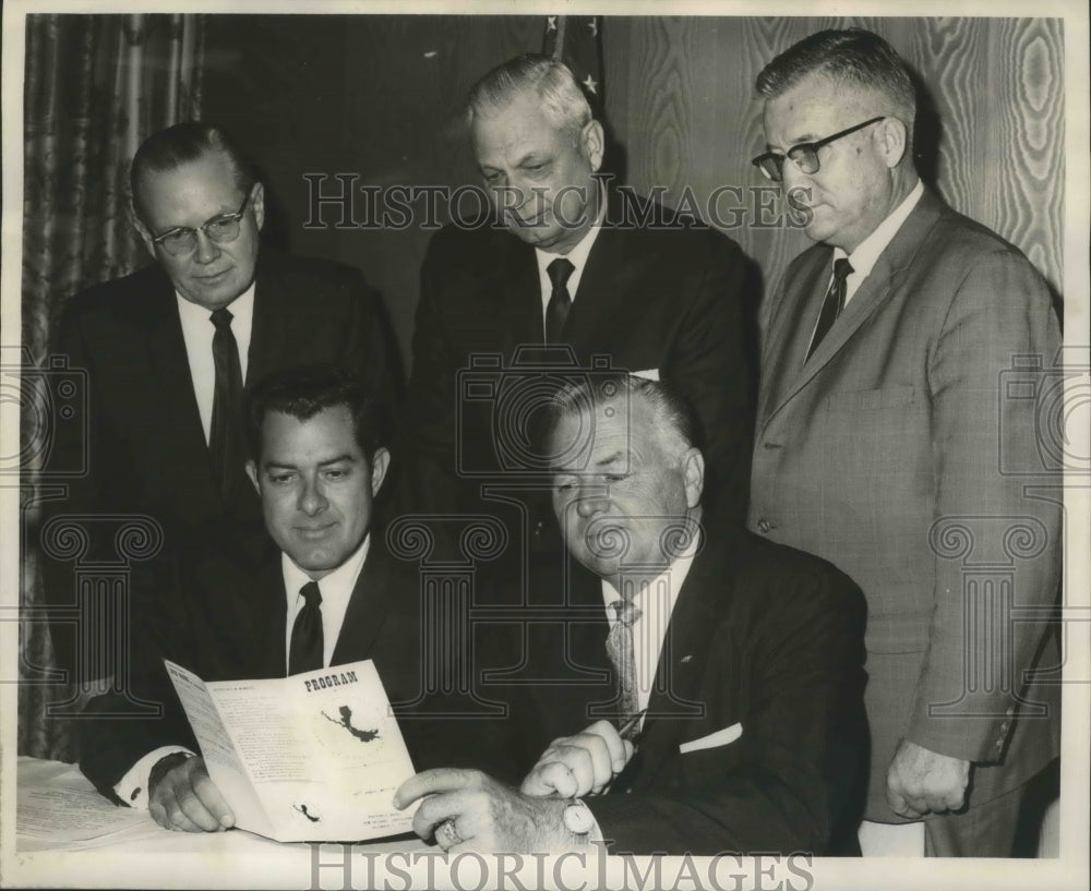 1965 Press Photo New Orleans - Levee Board Members Meet at Roosevelt Hotel