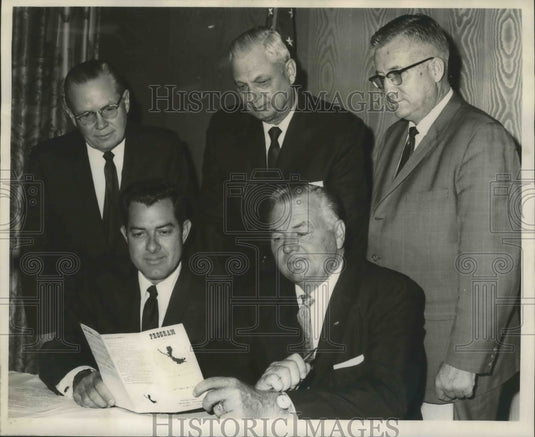 1965 Press Photo New Orleans - Levee Board Members Meet at Roosevelt Hotel