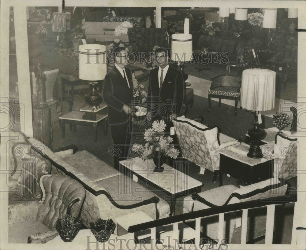 1966 Press Photo New Orleans - Henry Barnett &amp; John Hill of Barnett&#39;s Furniture- Historic Images