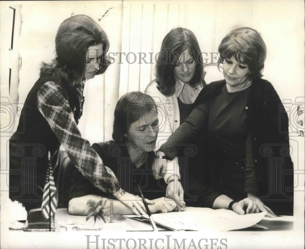 1973 Press Photo New Orleans City Hall Employees Check Prisoner of War List- Historic Images