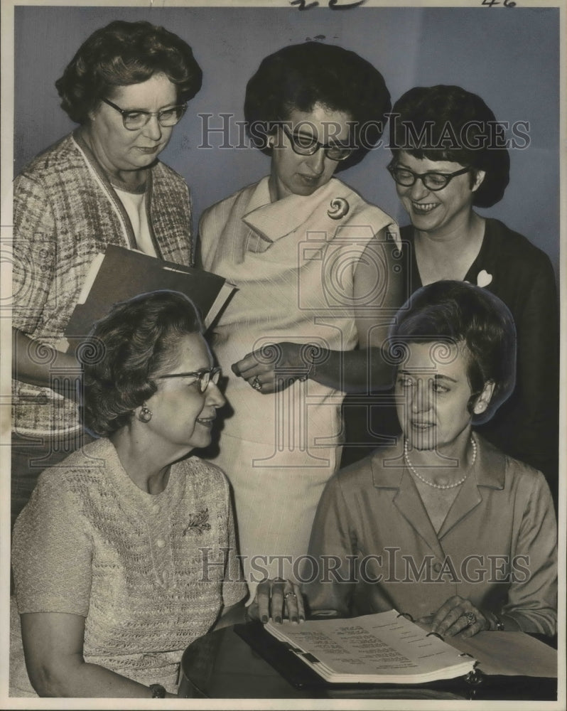 1966 Press Photo Association of Desk &amp; Derrick Club Committee Chairmen