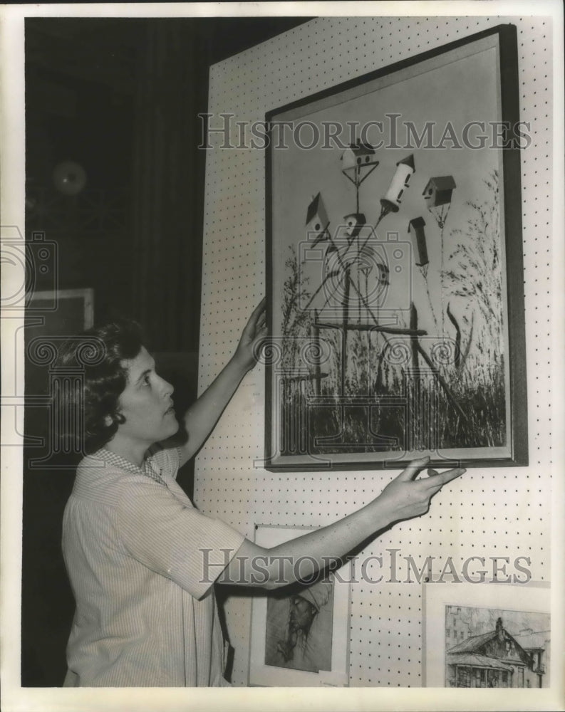 Load image into Gallery viewer, 1967 Press Photo Mrs. William Barnett Sets Up Art Sale
