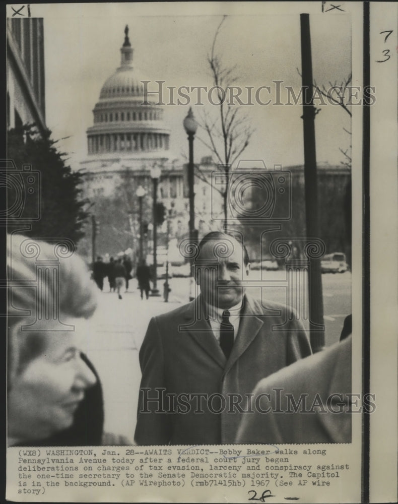 Load image into Gallery viewer, 1967 Press Photo Bobby Baker, Charged with Tax Evasion, Capitol in Background
