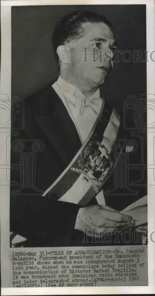 1961 Press Photo President Joaquin Balaguer, Signs Communique- Historic Images