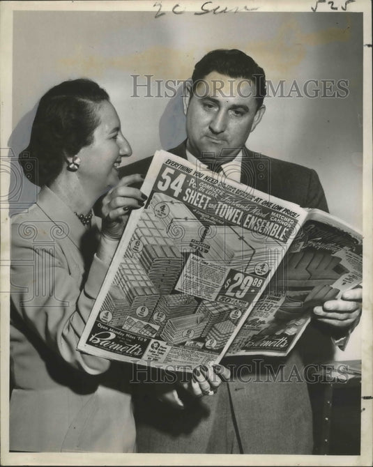 1952 Press Photo Grace Moore & W.W. Romine Look at Color Ads in Times Picayune