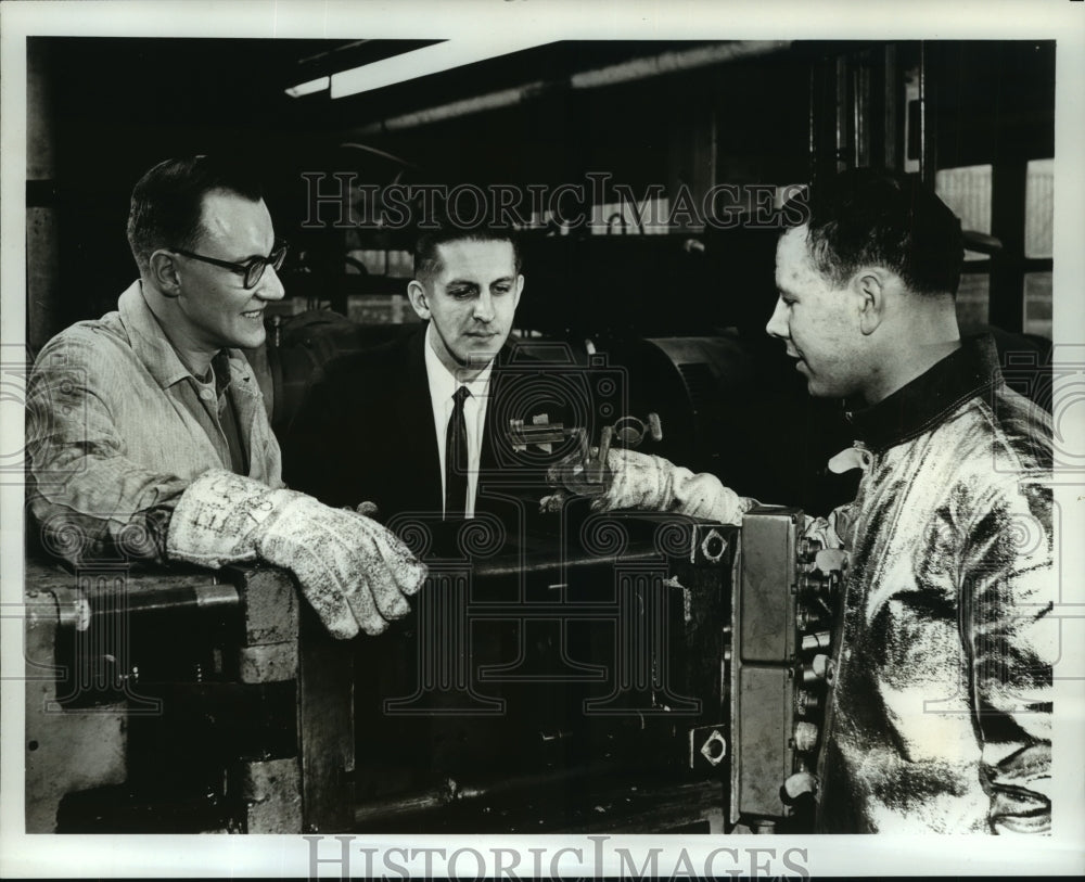  Press Photo Executive Examine Steel Die Castings at at General Electric&#39;s Lab- Historic Images