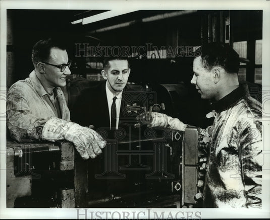  Press Photo Executive Examine Steel Die Castings at at General Electric's Lab- Historic Images