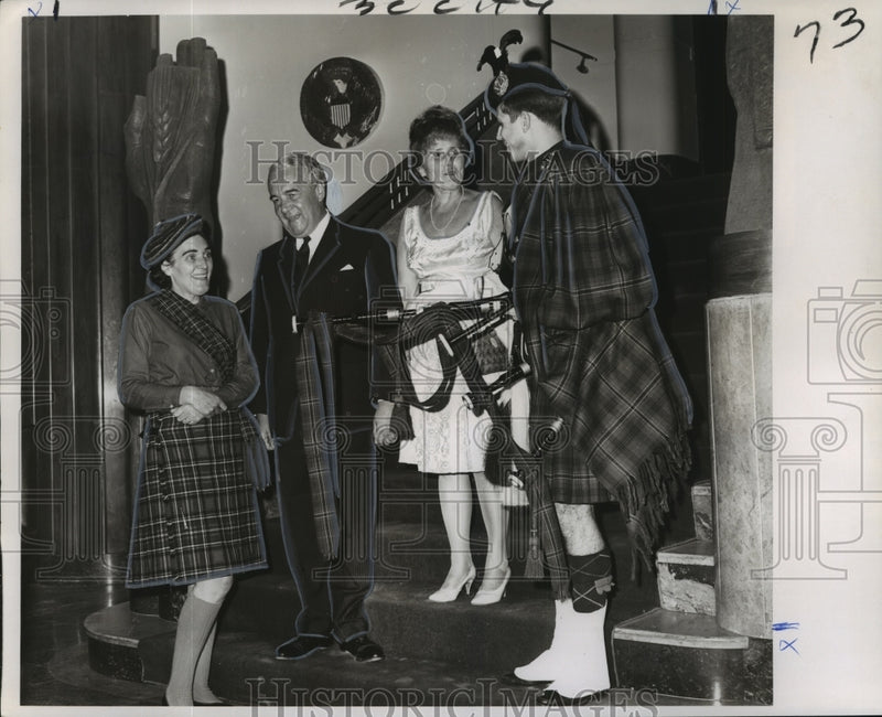 Load image into Gallery viewer, 1966 Press Photo Attendees at "Night in Great Britain" Dinner in New Orleans
