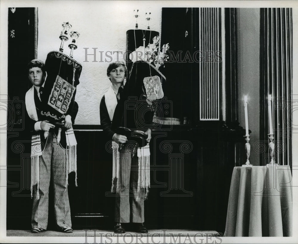 1972 Press Photo Peter Levrick and Scott Levine Hold Scrolls in a Synagogue- Historic Images