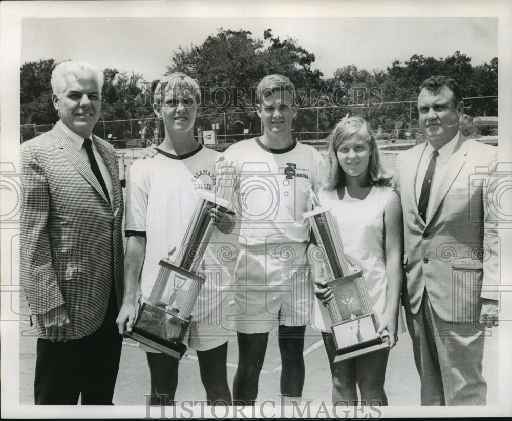 1967 Press Photo Athletes and Officials Present Tennis Trophies- Historic Images