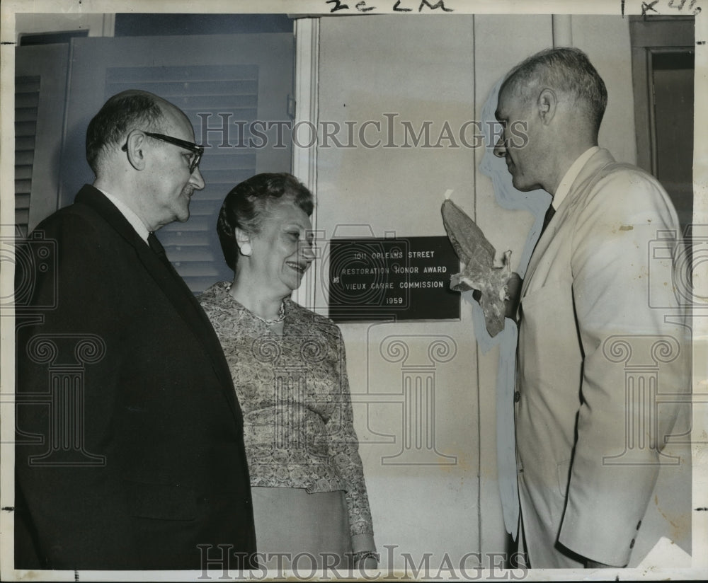 1960 Press Photo Plaque Presented by George Leake to Mr. &amp; Mrs. Benjamin Bavly- Historic Images