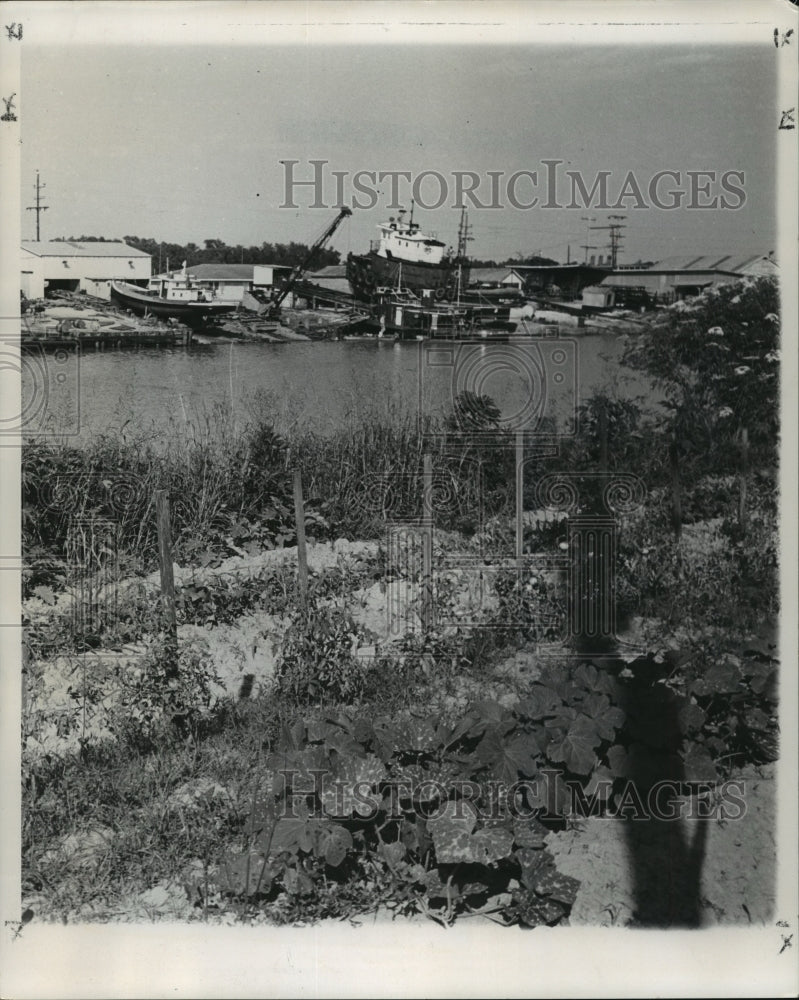 1960 Press Photo Garden Across Bayou Lafourche Shipyard - noa28181- Historic Images