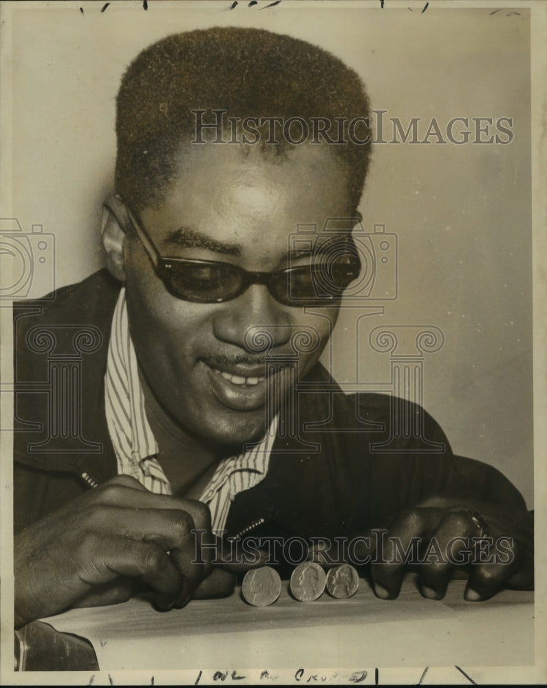 1967 Press Photo Elray Bartney, New Orleans Bus Driver, Displays Unusual Coins
