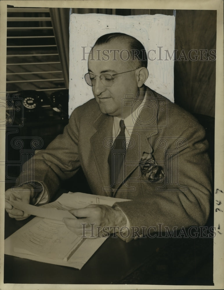  Press Photo Roy Bartlett look over papers at his desk- Historic Images