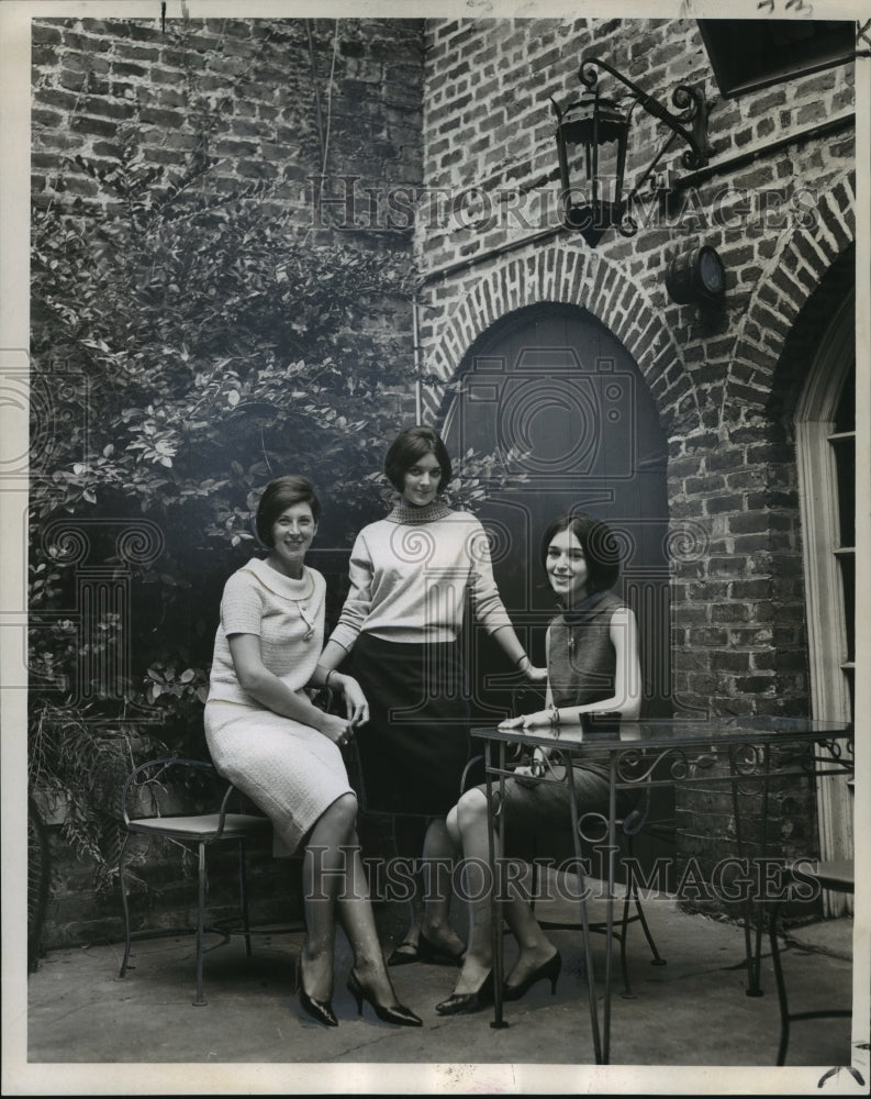 1965 Press Photo Young Women Visit New Orleans for Marriage of Julie Bartlett