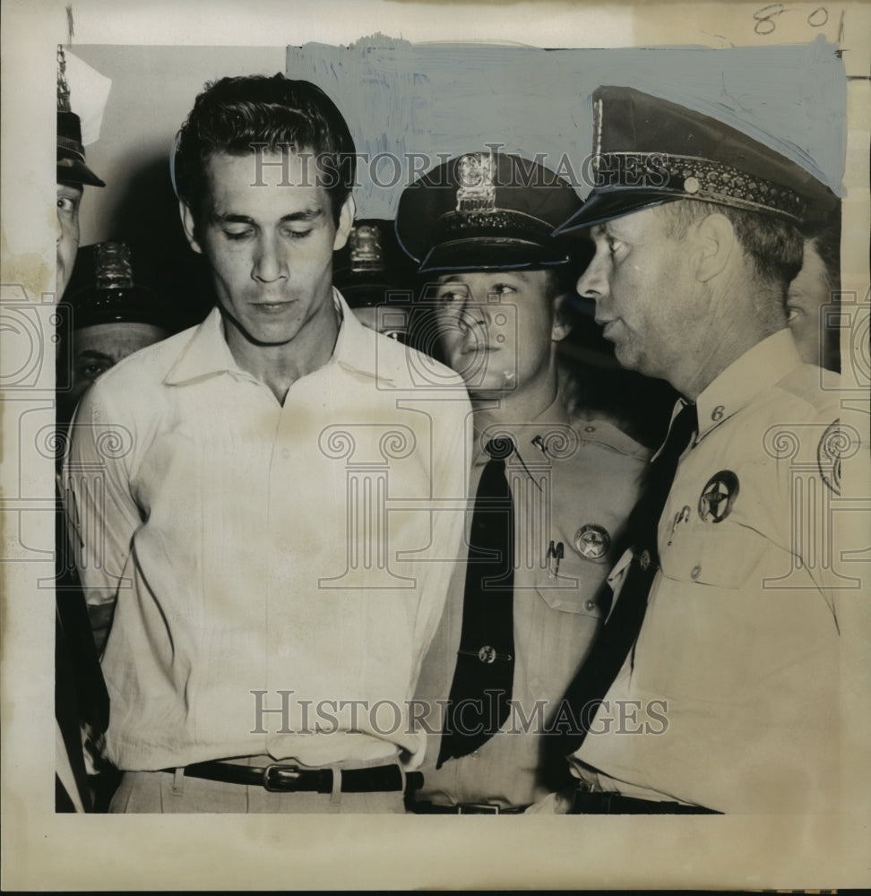 1965 Press Photo C.D. Barton Held Prisoner of Police Officers - noa28363