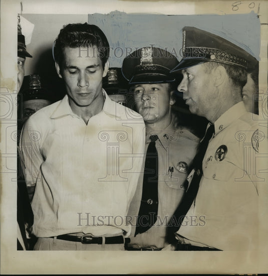 1965 Press Photo C.D. Barton Held Prisoner of Police Officers - noa28363
