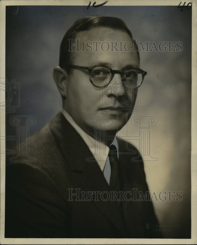 Load image into Gallery viewer, 1961 Press Photo William E. Barlow, NY President &amp; Founder of Vision Inc.
