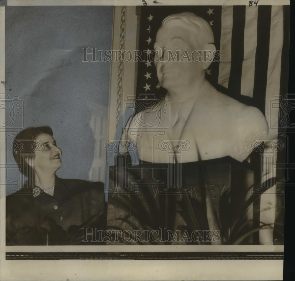 1958 Press Photo Mrs. Alben W. Barkley with Bust of Her Late Husband- Historic Images