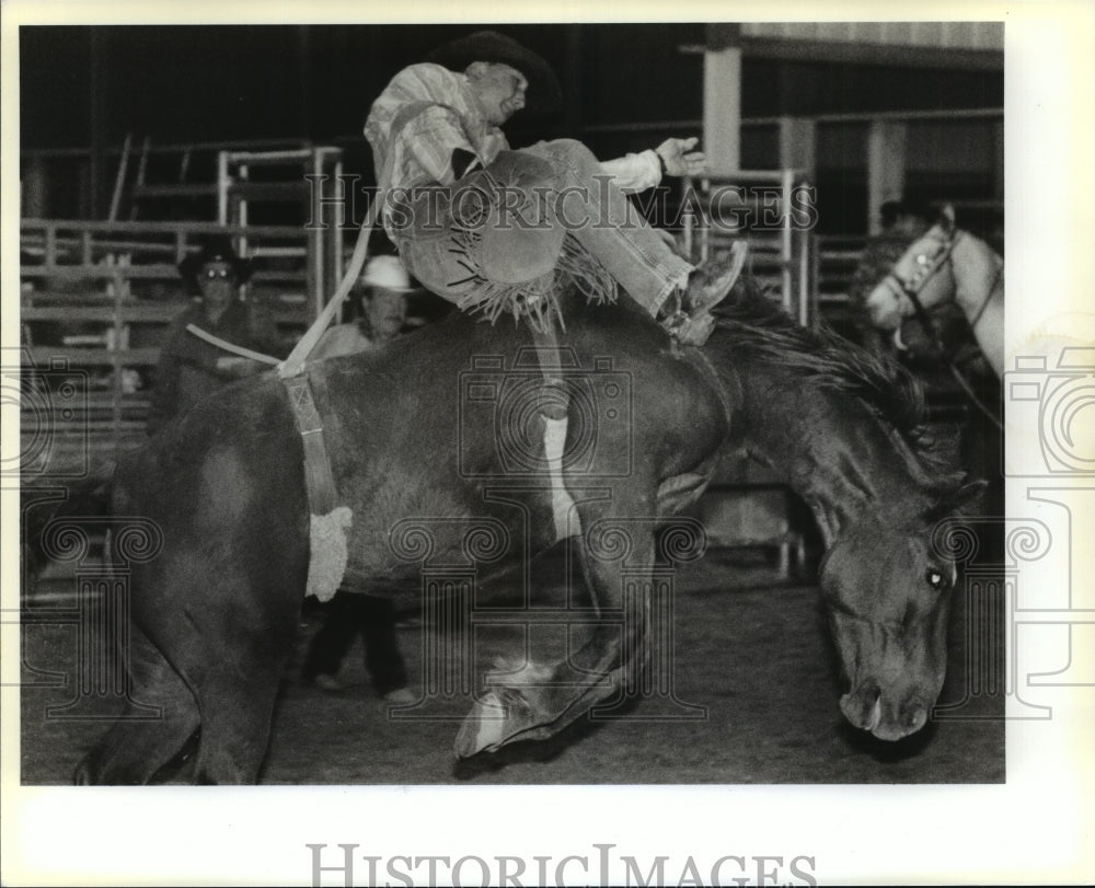  Press Photo Chad Klein Rides Bare-Backed Bronc in the Tri-State Rodeo- Historic Images