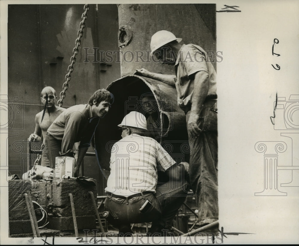 1970 Press Photo Captain Jean Paul Bassaget of the Calypso With Workers- Historic Images