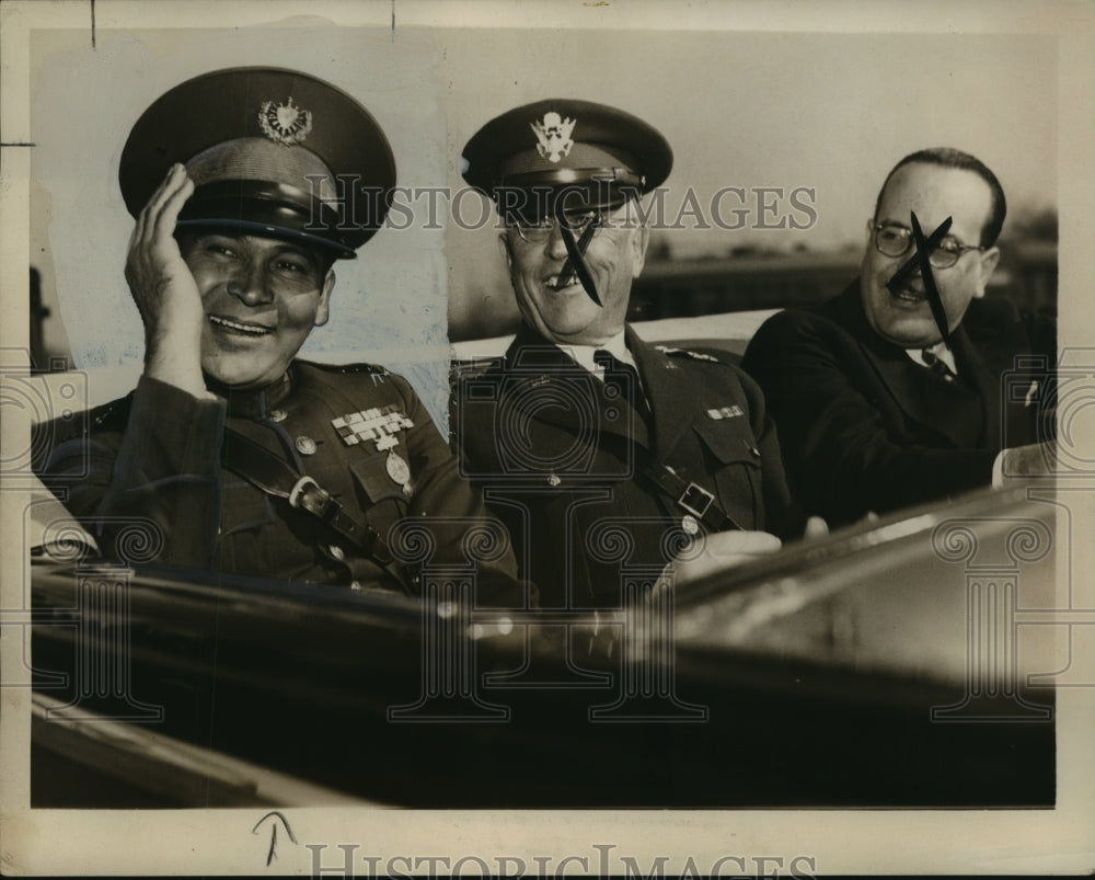 1938 Press Photo Cuban Military Leaders in Car- Historic Images