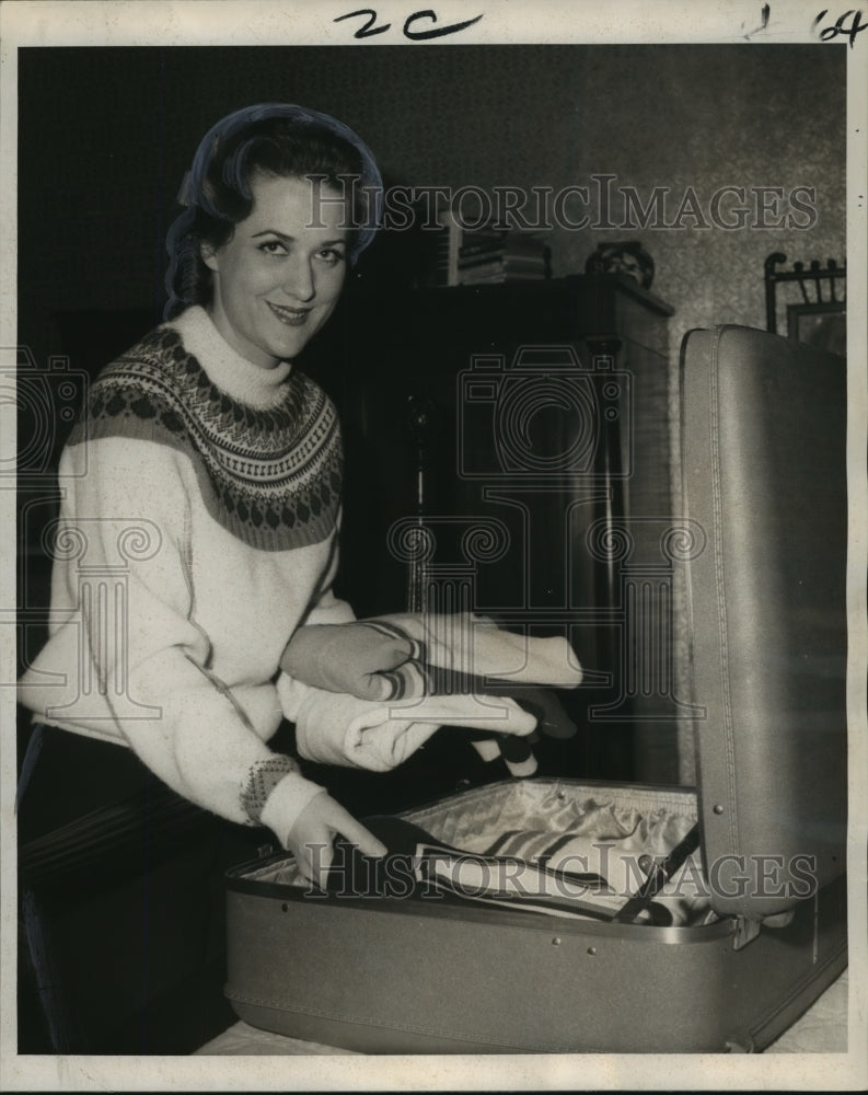  Press Photo Sugie Bechtel Packing after a La Reserve Ski Trip in Canada- Historic Images