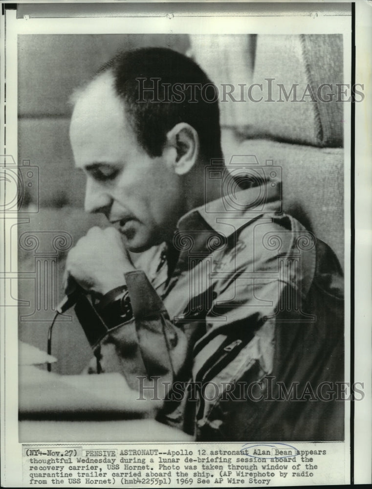 1969 Press Photo Apollo 12 Astronaut Alan Bean at lunar de-briefing session.- Historic Images