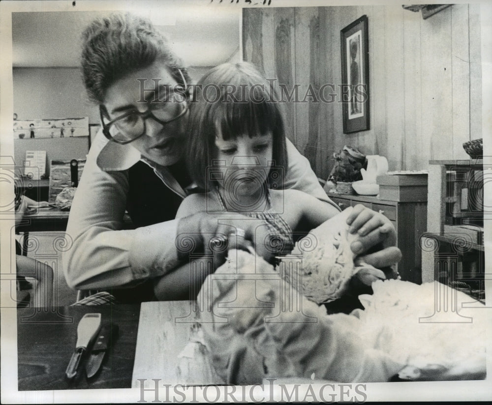 1974 Press Photo Bellaire Drive Montesorri School Teacher and Student Cut Food- Historic Images