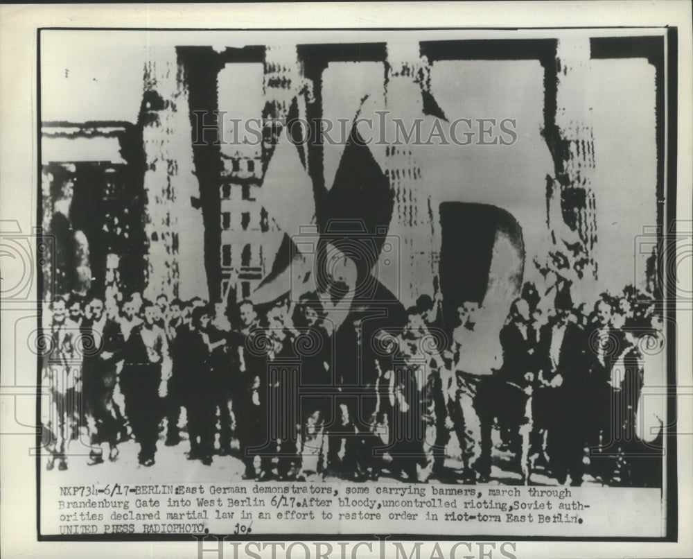 1953 Press Photo Demonstrators march through Brandenburg Gate to West Berlin