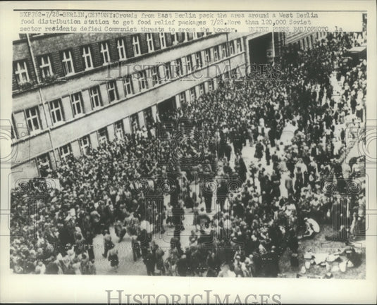 1953 Press Photo Crowds get food relief packages at a West Berlin food station- Historic Images