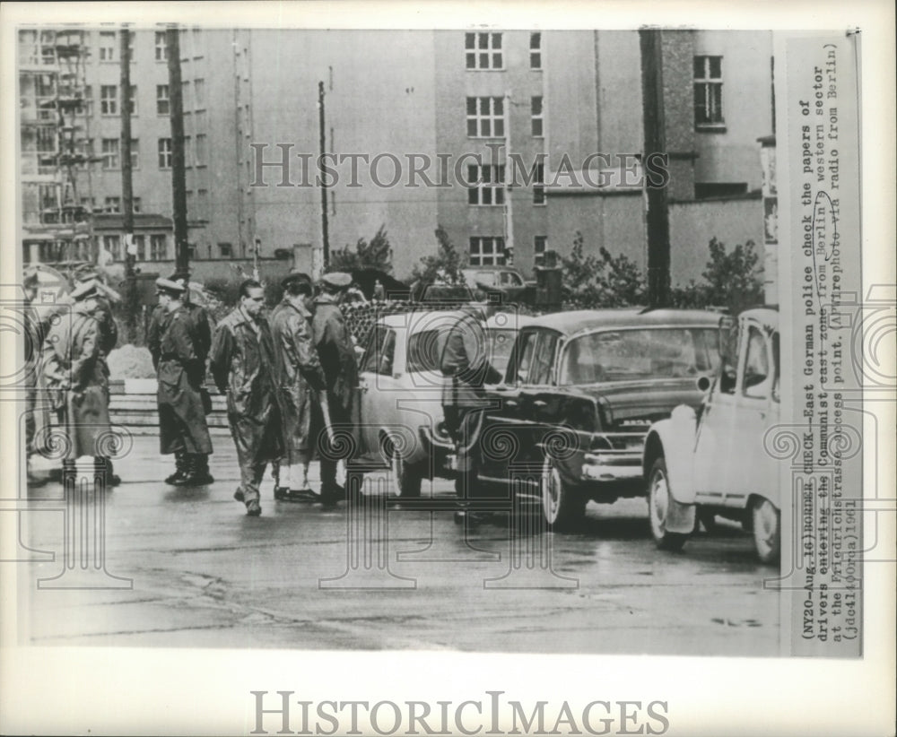 1961 Press Photo East German police check drivers at Friedrichstrasse border.- Historic Images