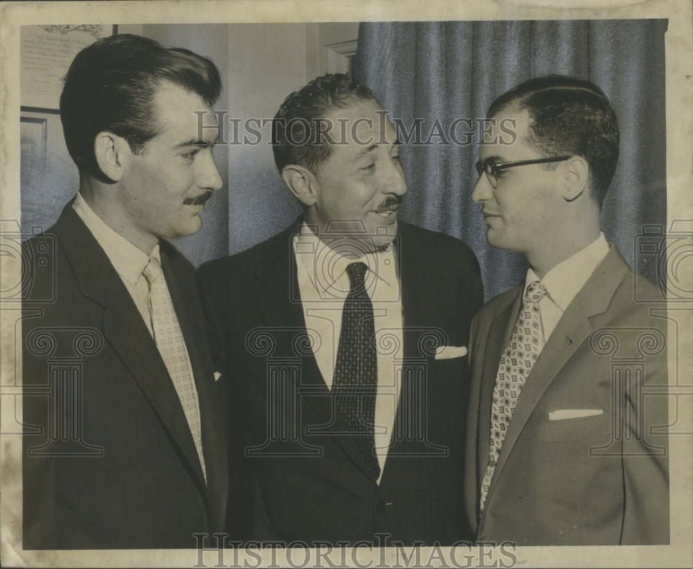 1956 Press Photo Mario Bermudez discuss Simon Bolivar monument plan to delegates- Historic Images