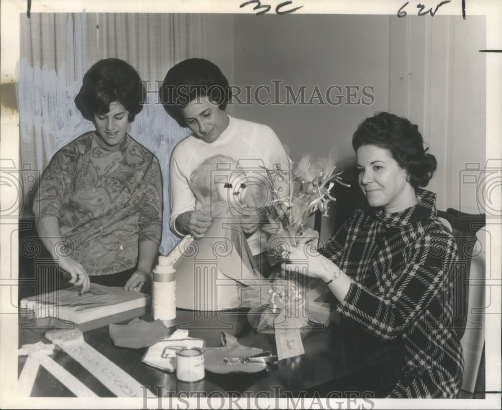 1967 Press Photo Officials of the Flower Fanciers Club prepare holiday decor.- Historic Images