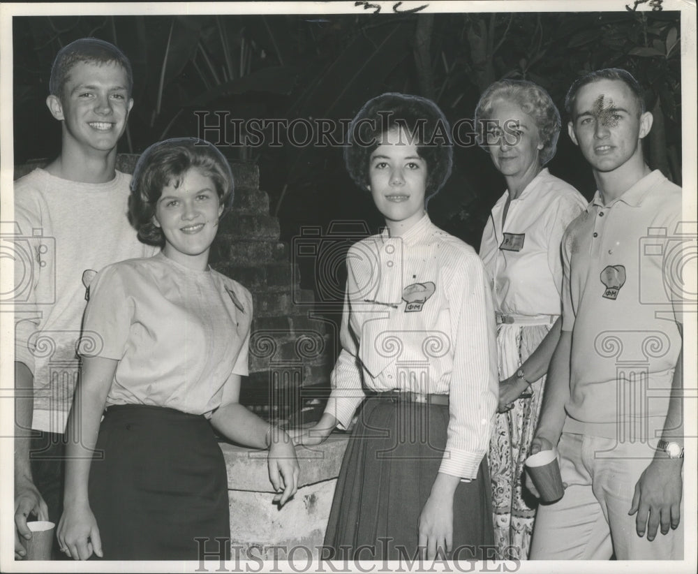 1962 Press Photo Phi Mu sorority pledges with Mrs. Eugene Bergeret in her home- Historic Images