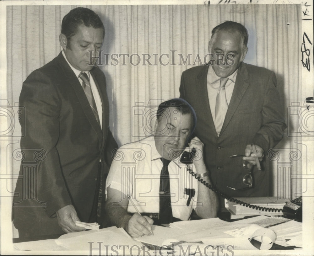 1970 Press Photo St. Bernard Parish police jurors at Lake Borgne Levee offices- Historic Images