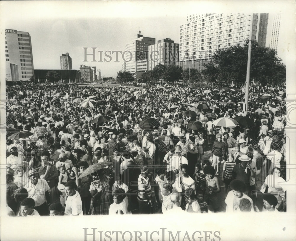  Press Photo Crowds Gather In Memory of Jazz Trumpeter Louis Armstrong- Historic Images