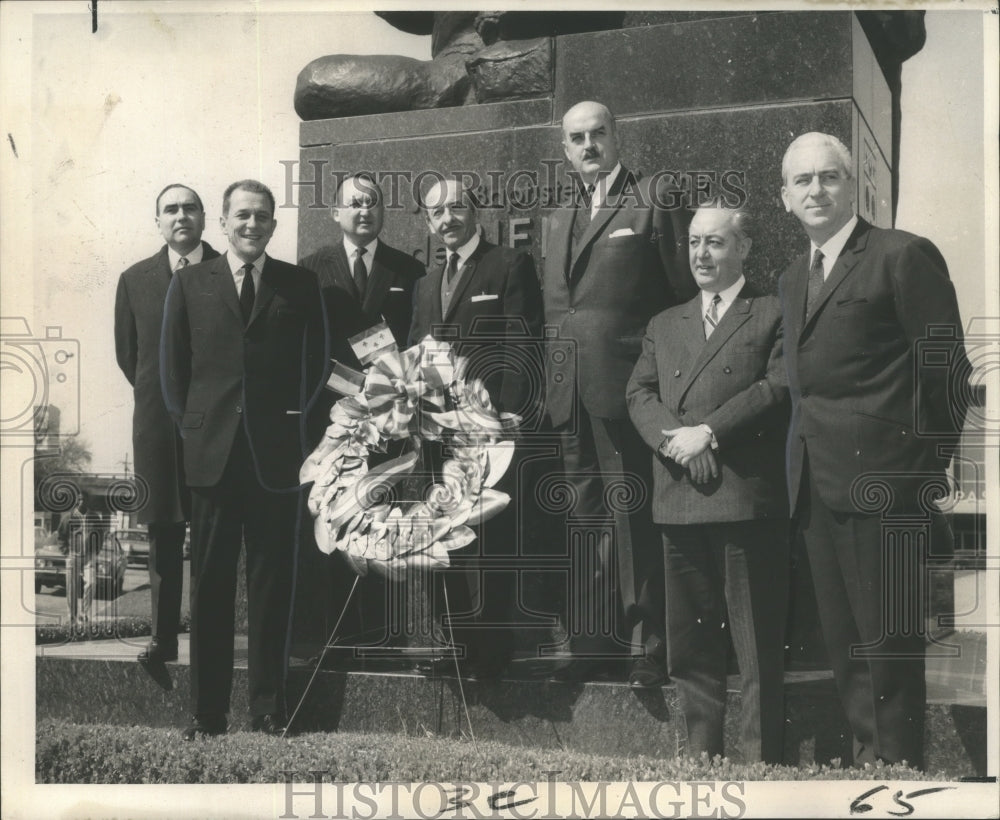 1969 Press Photo French National Foreign Affairs Committee at Bienville Statue- Historic Images