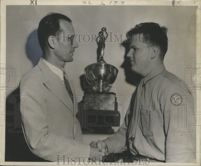 Load image into Gallery viewer, 1947 Press Photo Warren C. Ogden presents Jack Fritz Biggest News Trophy Award
