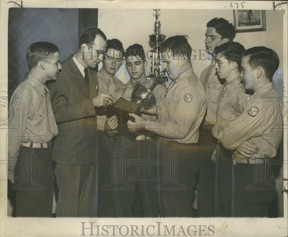 1948 Press Photo Jesuit High School Students and Biggest News of the Week Trophy- Historic Images