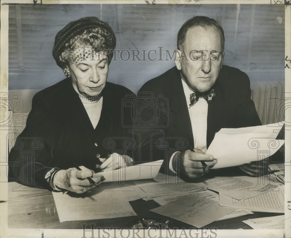 1951 Press Photo Miss Violett O&#39;Reilly and James W. Calvert, Biggest News Judges- Historic Images