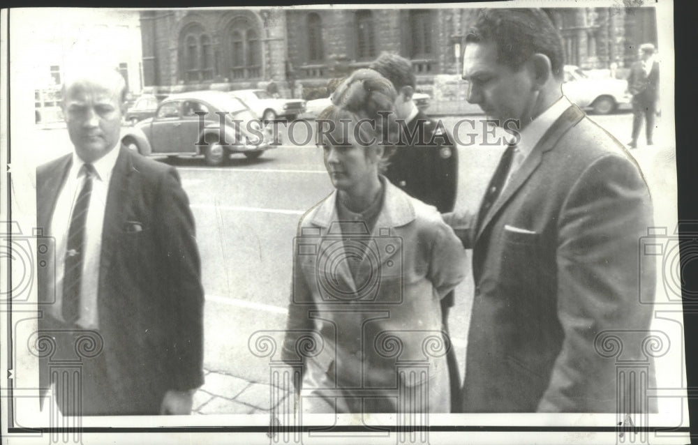 1969 Press Photo Wife of Train Robber Ronald Biggs Escorted to Melbourne Court