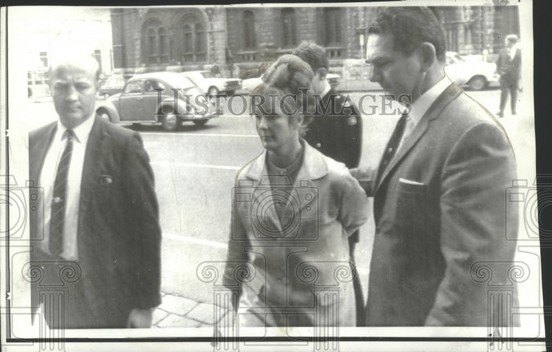Load image into Gallery viewer, 1969 Press Photo Wife of Train Robber Ronald Biggs Escorted to Melbourne Court
