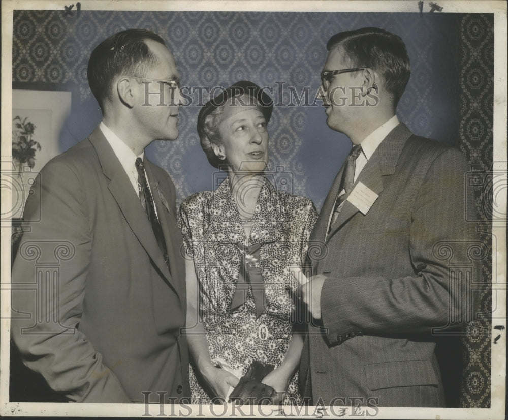 1953 Press Photo Participants in the Institute on Methods of Social Action chat- Historic Images